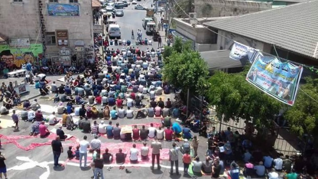 جنين: مصلون يؤدون صلاة الجمعة في الشوارع نصرة للإقصى