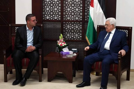 بعد أن أدى الصلاة على ابواب القدس.. الرئيس يستقبل الشاب المقدسي نضال عبود