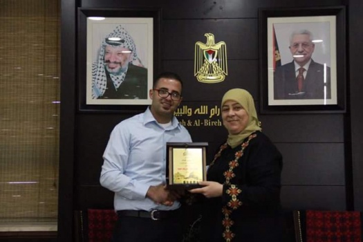د.غنام تكرم الشاب المسيحي الذي صلى جنبا الى جنب مع المسلمين من اجل الأقصى