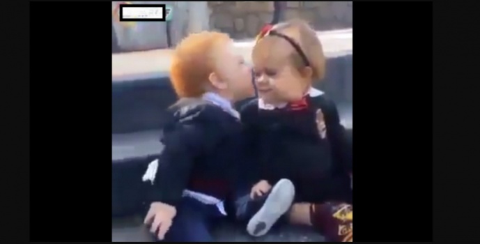 رد فعل طفلة قبلها صديقها تُشعل الانترنت !