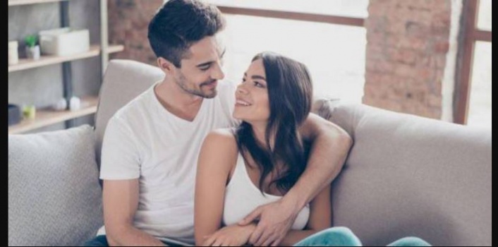 ضعيفة معه وقوية مع الآخرين.. هل يفضّل الرجل "الزوجة الطفلة"؟!