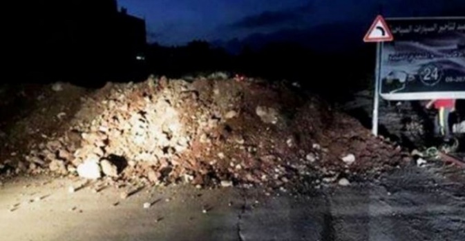 الاحتلال يشدد حصاره ويعيد إغلاق مدخل كوبر الرئيسي بالسواتر الترابية