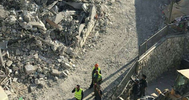 للمرة الثانية...الاحتلال ينتقم من عائلة "أبو سنية" بهدم منزلها بالقدس(فيديو)