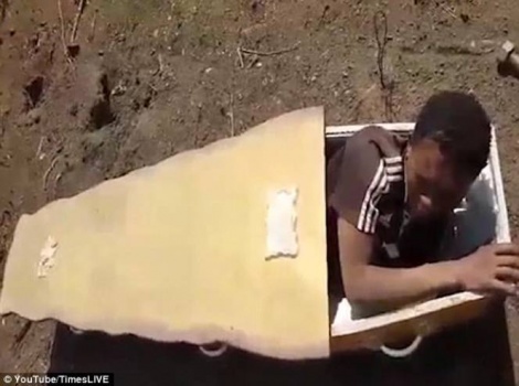 فيديو صادم .. وضعوه في تابوت وأغلقوه عليه وهدّدوا بحرقه وإلقاء ثعبان داخله!