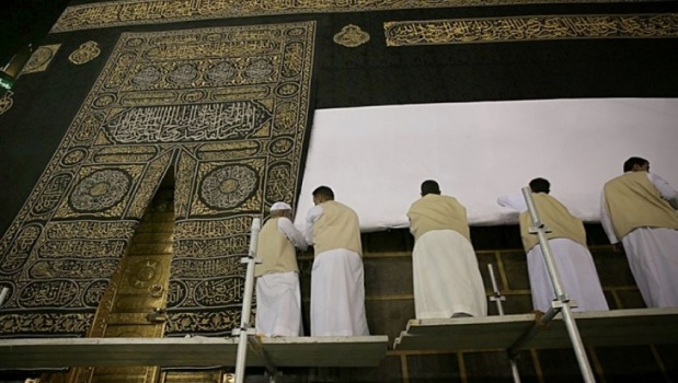 رفع أستار الكعبة احترازيًا مع بدء توافد الحجاج