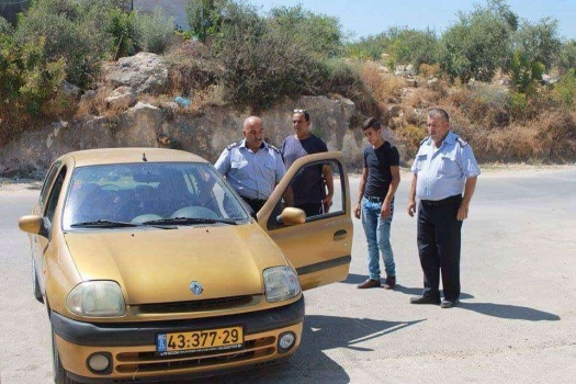 صور وفيديو...مواطن من بلدة السيلة الحارثية غرب جنين يسلم سيارة نجله الغير قانونية للشرطة