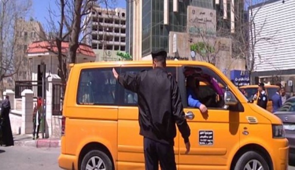 الشرطة تضبط مركبة نقل عمومية بداخلها 12 راكبا في جنين