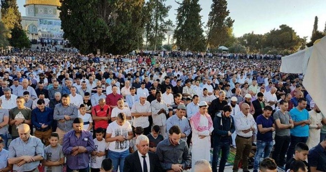 عشرات الألاف يؤدون صلاة العيد في المسجد الأقصى