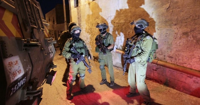 الاحتلال يعتقل 5 فلسطينيين أحدهم شرطي