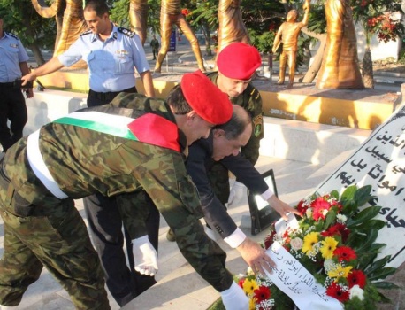 محافظ جنين يضع أكاليل زهور باسم الرئيس على صرح الشهيد
