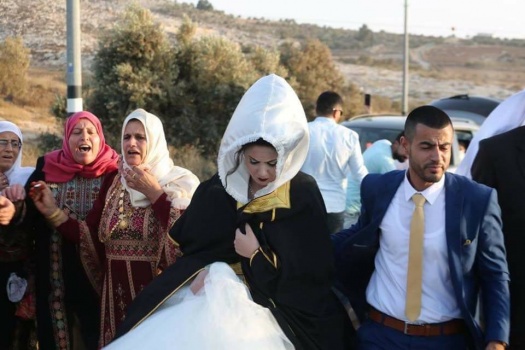 في الخليل&hellip; زفاف على حاجز عسكري..إليكم القصة كاملة