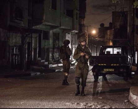مداهمات واعتقالات ومصادرة اسلحة في الضفة