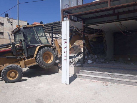 بلدية قباطية جنوب جنين تشرع بحملة واسعة لإزالة التعديات