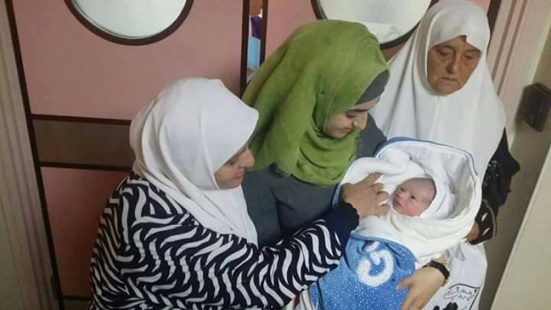 بالصور..أسير من قرية زبوبا غرب جنين يرزق بطفل عبر النطف المهربة
