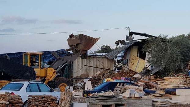 جنين: الاحتلال يهدم منشآت تجارية ببرطعة