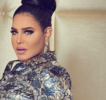 أحلام في موقف مُحرج بفستانها "المخزوق"