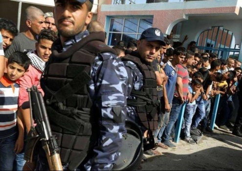 صور: الاف المواطنين في استقبال الحكومة على معبر بيت حانون