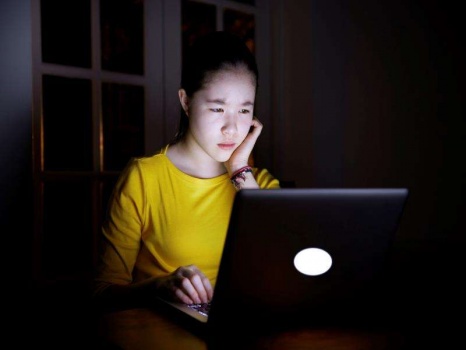 كيف تمنع إجهاد عينك من الأجهزة الرقمية؟