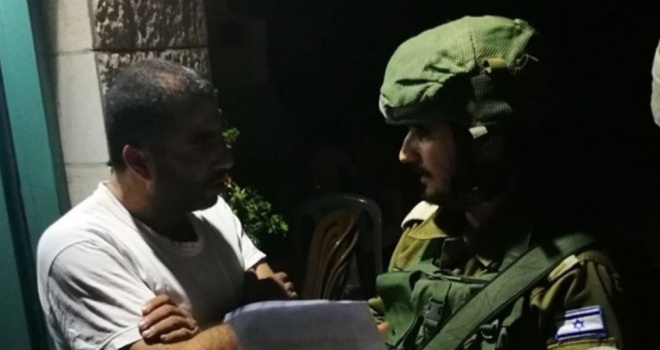 الاحتلال يسلم عائلة الشهيد الجمل اخطارا بهدم المنزل