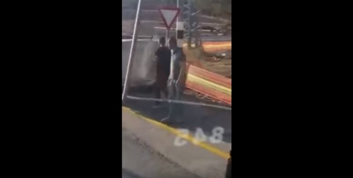 فيديو- 3 فلسطينيين يهاجمون حافلة تقل جنودا إسرائيليين