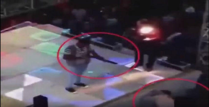 شاهد بالفيديو : لحظة مقتل طفل مصري برصاصة طائشة بحفل زفاف !