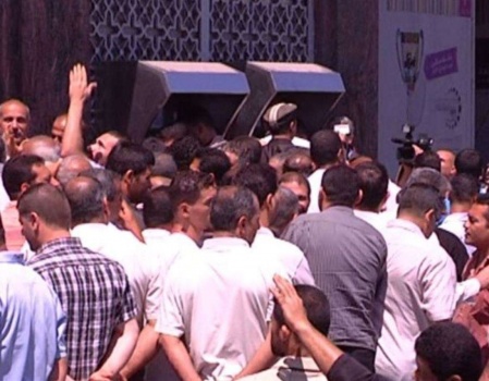 موظفو غزة قلقون والنقابة تقول "الدمج" لانجاح المصالحة