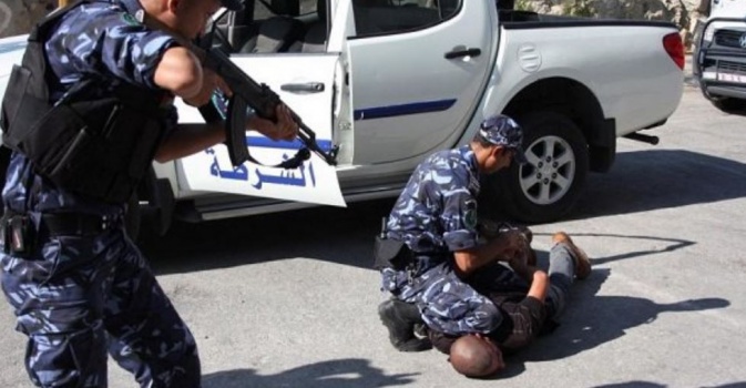 الشرطة تقبض على شخص بتهمة السرقة والتشهير عبر موقع الفيس بوك في الخليل