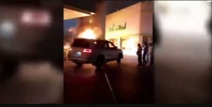 فيديو : مواطن سعودي يخاطر بحياته لإنقاذ منطقة سكنية من حريق كبير!
