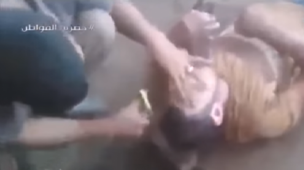 مشهد مرّوع..صاحب ورشة يُعذب شابا لأنه تأخر عن العمل !