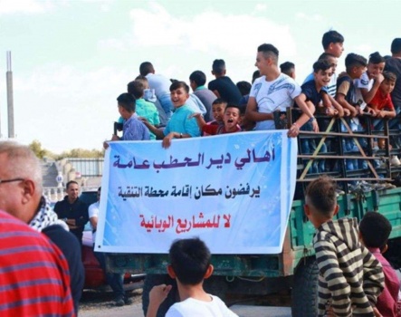 المئات يحتجون على إقامة محطة التنقية شرق نابلس