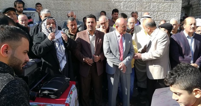 بالصور ...فقد بصره بالسجن.. وقفة بنابلس تضامنًا مع الأسير محمد دويكات