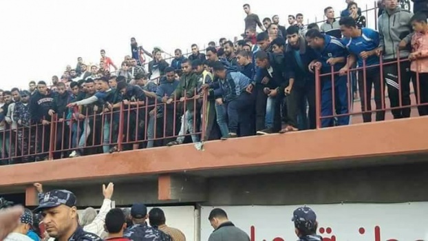 بسبب تدافع المشجعين..7 إصابات بانهيار سور حديدي في ملعب في غزة