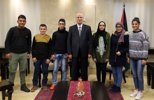 بالصور..الحمدالله يستقبل وفدا من طلاب المدارس ويستمع إلى احتياجاتهم