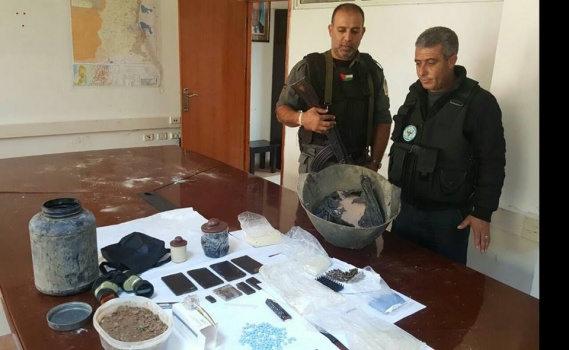 بالصور..جهاز الأمن الوقائي يضبط كمية كبيرة من المخدرات ويعتقل مشتبه بهما في الخليل