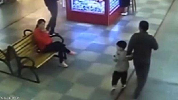 الصين: أب ينقذ طفله من تجار بشر بعد 9 أشهر