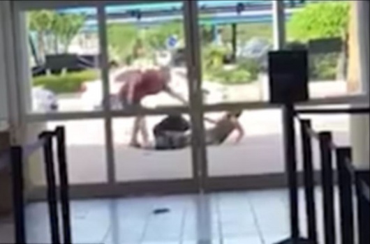 لحظة اعتداء رجل على حبيبته بالضرب خارج مطار (فيديو وصور)