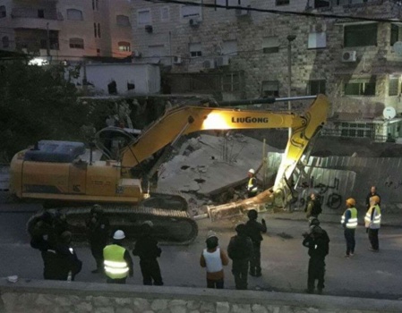 الاحتلال يهدم منزلا وبناية سكنية في القدس