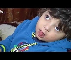 شاهد بالفيديو : دخلت مجمع فلسطين "محمومة" وخرجت بلا بصر ولا نطق ولا حركة