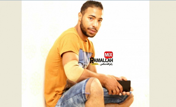 بعد أن اعتقلته ظهر اليوم..قوات الاحتلال تلقي المصاب أبو ريا على مدخل مخيم العروب
