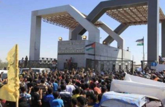 الرئيس عباس يؤكد للاهل في غزة :معبر رفح البري سيعمل بشكل طبيعي اعتباراً من منتصف الشهر القادم