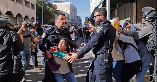 (شاهد) في القدس.. يلاحقون كل من يرفع علم فلسطين