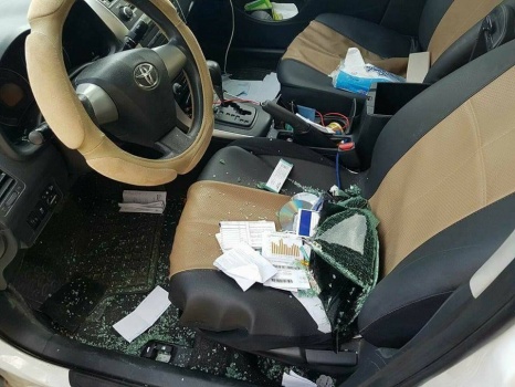 بالصور..:مجهولون يعتدون على مركبة ويسرقون محتوياتها في جنين