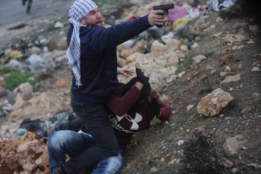 فيديو وصور: هكذا تنكر المستعربون بعلم فلسطين واختطفوا الشبان بمواجهات البيرة