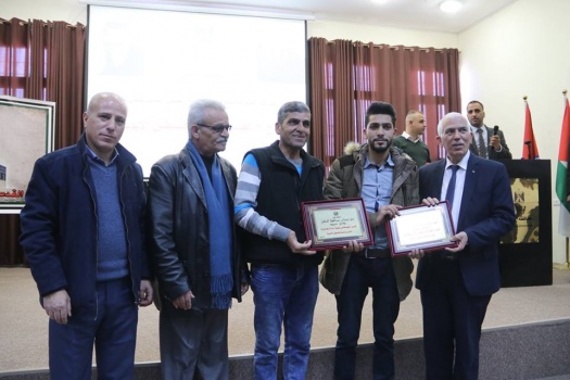 بالصور..محافظ الخليل يكرم الصحفيين وممثلي وسائل الإعلام