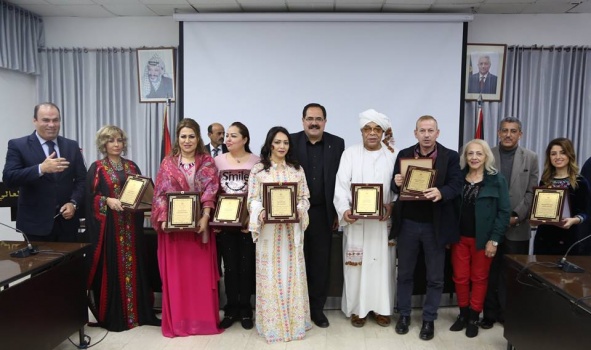 بالصور..وزارة التربية والتعليم الفلسطينية تكرم مجموعة من الفنانين العرب