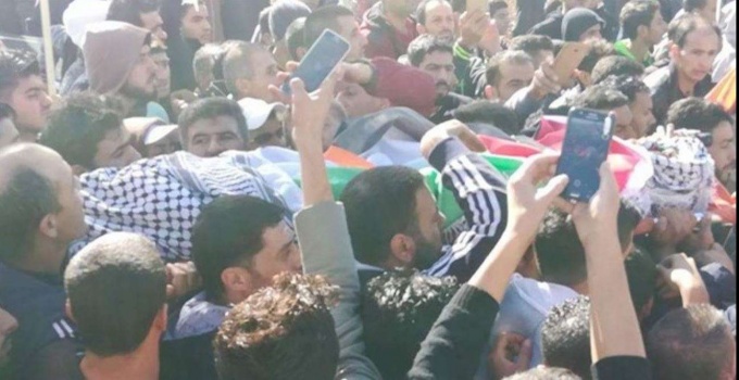الآف يشيعون "شهيد الدفاع عن الأرض"