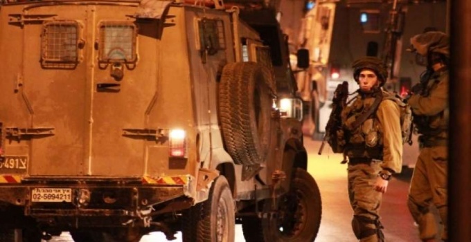 الاحتلال يستجوب المواطنين على حاجز عسكري غرب جنين