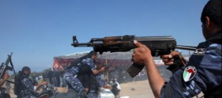 شخص يهاجم عناصر للأمن في غزة ويوقع إصابات