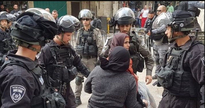 الاحتلال يعتقل سيدة مقدسية بعد ضربها
