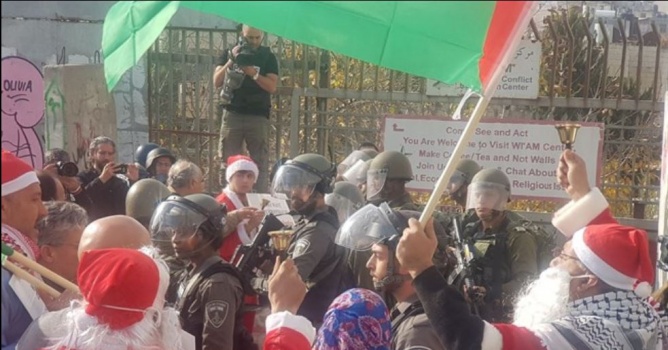 الاحتلال يقمع مسيرة بابا نويل في بيت لحم